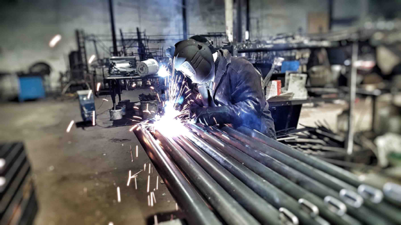 Какие материалы используют при изготовлении уличного спортивного оборудования в Калининграде?